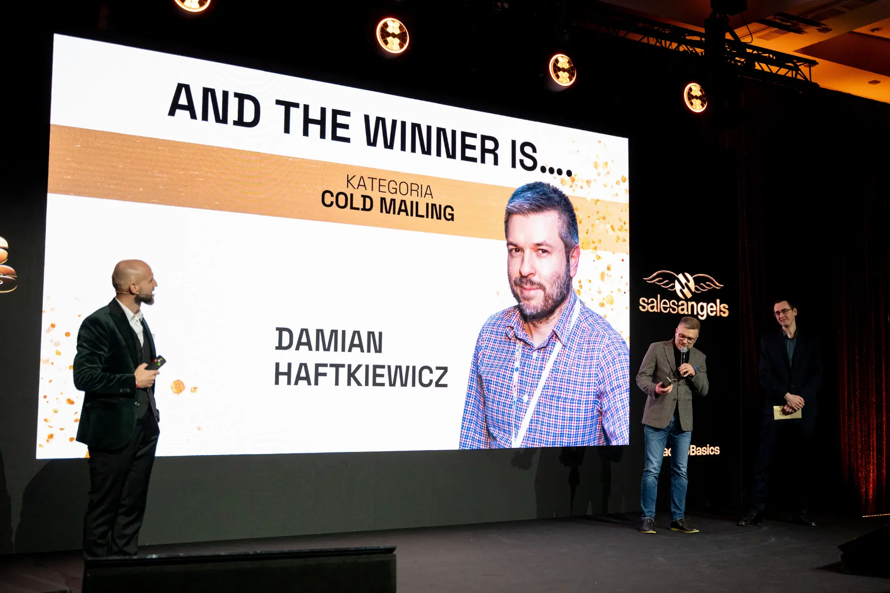 damian-haftkiewicz-mistrz-polski-prospecting-winner Damian Haftkiewicz – Mistrz Polski w Prospectingu 2025 odbierający nagrodę za kampanię cold mailing i lead generation B2B.